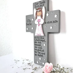 Taufkreuz Schutzengelkreuz 3D Mädchen personalisiert – Handgemachtes Holzkreuz als Taufgeschenk