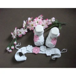 Taufset „süßer Traum“ – Stirnband & Schühchen mit gehäkelten Blüten für Taufe & Baby