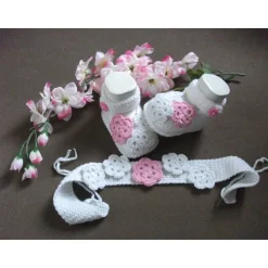 Taufset „süßer Traum“ – Stirnband & Schühchen mit gehäkelten Blüten für Taufe & Baby