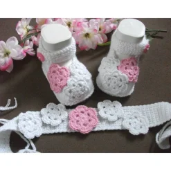 Taufset „süßer Traum“ – Stirnband & Schühchen mit gehäkelten Blüten für Taufe & Baby