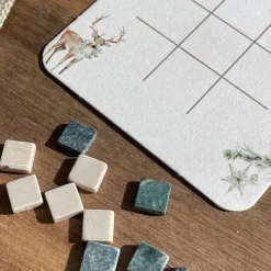 Tic Tac Toe – Weihnachtsedition im Miniformat (inkl. Spielplan, Marmorsteine & Baumwollsäckchen)