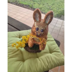 Tischdeko auf Baumscheibe Ostern Hase in Paillettentechnik