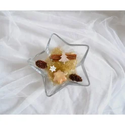 Tischdeko. Glasschale in Sternform mit Weihnachtsdeko in gold