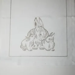 Tischläufer mit gestickten Hasenmotiven