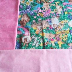 Tischläufer mit  Hasenmotiven im Frühlingsblumenbeet