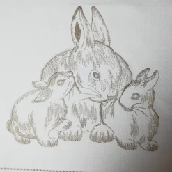 Tischläufer mit  Hasenmotiven im Frühlingsblumenbeet