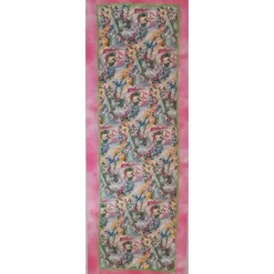 Tischläufer mit romantischen Hasenmotiven im Bilderrahmen dargestellt