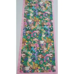 Tischläufer mit romantischen Hasenmotiven im Bilderrahmen dargestellt