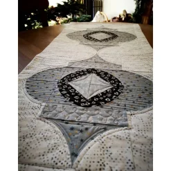 Tischläufer Weihnachtsornament – Patchwork Einzelstück aus Baumwolle für Advent & Weihnachten