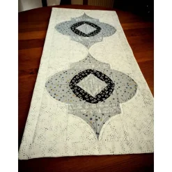 Tischläufer Weihnachtsornament – Patchwork Einzelstück aus Baumwolle für Advent & Weihnachten