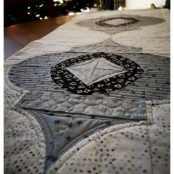 Tischläufer Weihnachtsornament – Patchwork Einzelstück aus Baumwolle für Advent & Weihnachten