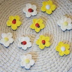 13-tlg. Häkelblüten & Marienkäfer Streudeko Set – 3D Blumen gelb-weiß – Frühlingsdeko & Ostertisch