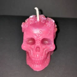 Totenkopf-Kerze mit Rosen – handgegossen aus recyceltem Wachs, pink, Unikat