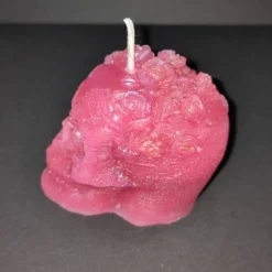 Totenkopf-Kerze mit Rosen – handgegossen aus recyceltem Wachs, pink, Unikat
