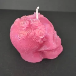Totenkopf-Kerze mit Rosen – handgegossen aus recyceltem Wachs, pink, Unikat