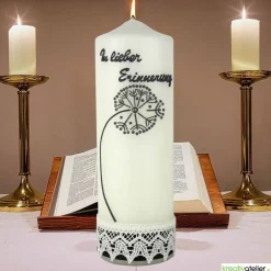 Trauerkerze in elfenbein "In lieber Erinnerung" mit Pusteblume und Klöppelspitze, handbeschriftet, Gedenkkerze