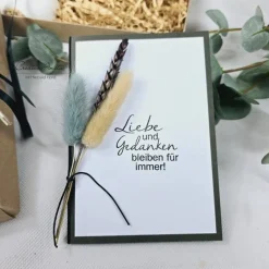 Trauerset - Trauerbox mit Karte, Erinnerungssteine, Kerzenständer und Erinnerungskerze mit Spruch und Blumen dekoriert