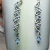 Traumhafte funkelnde lange Ohrringe blau handmade Spiralperle silberfarben Brautschmuck Schlangenperle