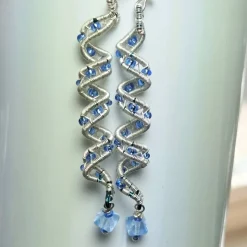 Traumhafte funkelnde lange Ohrringe blau handmade Spiralperle silberfarben Brautschmuck Schlangenperle