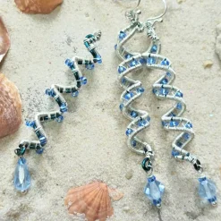 Traumhafte funkelnde lange Ohrringe blau handmade Spiralperle silberfarben Brautschmuck Schlangenperle