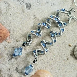 Traumhafte funkelnde lange Ohrringe blau handmade Spiralperle silberfarben Brautschmuck Schlangenperle