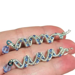 Traumhafte funkelnde lange Ohrringe blau handmade Spiralperle silberfarben Brautschmuck Schlangenperle