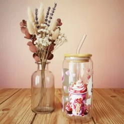 Trinkglas mit Strohhalm