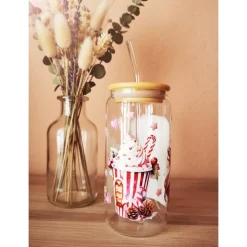 Trinkglas mit Strohhalm