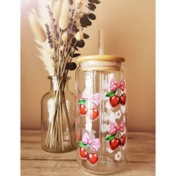 Trinkglas mit Strohhalm