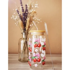 Trinkglas mit Strohhalm