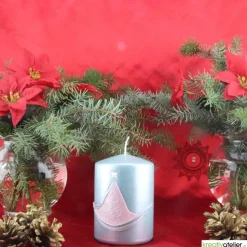 türkise Weihnachtskerze mit stilisiertem Weihnachtsbaum