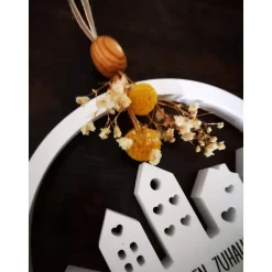 Türkranz Häuserkranz Loop – Handgemachter Fensterkranz mit Trockenblumen und Keramik, 18 cm