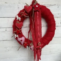 Türkranz Skandi Stil aus Filzwolle mit Stoffherzen & Sternen – Winterkranz rot-weiß handgemacht