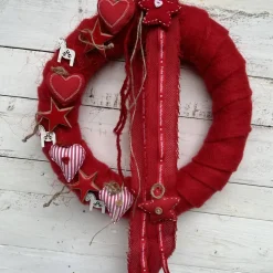 Türkranz Skandi Stil aus Filzwolle mit Stoffherzen & Sternen – Winterkranz rot-weiß handgemacht