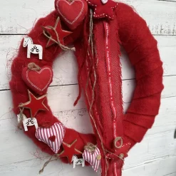 Türkranz Skandi Stil aus Filzwolle mit Stoffherzen & Sternen – Winterkranz rot-weiß handgemacht