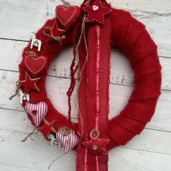 Türkranz Skandi Stil aus Filzwolle mit Stoffherzen & Sternen – Winterkranz rot-weiß handgemacht
