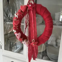 Türkranz Skandi Stil aus Filzwolle mit Stoffherzen & Sternen – Winterkranz rot-weiß handgemacht