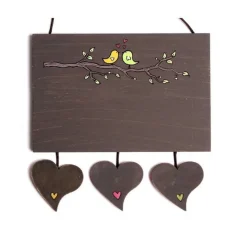 Türschild aus Holz für Familien und Paare, personalisiert mit Namen, Holzschild verliebte Vögel, individuelles Haustürschild, braunes Holztürschild, handgemacht, originell & besonders