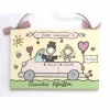 Türschild aus Holz mit Name personalisiert - exklusives Hochzeitsgeschenk für das Brautpaar - besonderes Geschenk zum Hochzeitstag - individuelles Haustürschild mit Braut und Bräutigam in einem Auto