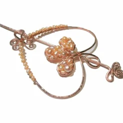 Tuchnadel celtic knot Herz 90 x 100 Millimeter mit Süßwasserperlen rosa Aluminium Farbe rosegold Muttertagsgeschenk