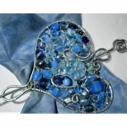 Tuchnadel Herz mit Mix in blau 90 x 85 Millimeter gehämmert handgemacht silbergrau Aluminium Muttertag