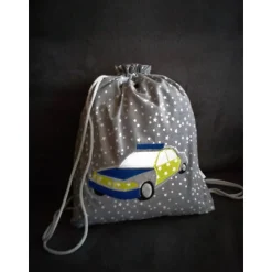 Turnbeutel mit Namen und Polizeiauto