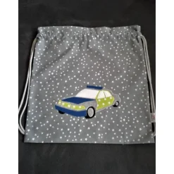 Turnbeutel mit Namen und Polizeiauto