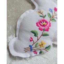 Upcycling Osterhase nähen – Deko aus einer alten Mitteldecke mit Blumenmuster