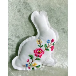 Upcycling Osterhase nähen – Deko aus einer alten Mitteldecke mit Blumenmuster