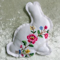 Upcycling Osterhase nähen – Deko aus einer alten Mitteldecke mit Blumenmuster