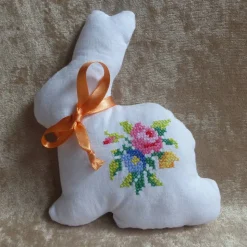 Upcycling Osterhase nähen – Deko aus alter Mitteldecke mit Kreuzstich