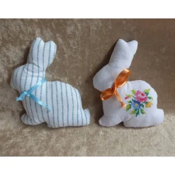 Upcycling Osterhase nähen – Deko aus alter Mitteldecke mit Kreuzstich