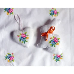 Upcycling Osterhase nähen – Deko aus alter Mitteldecke mit Kreuzstich