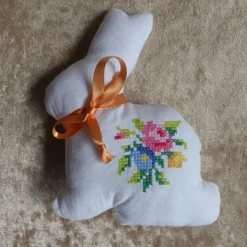 Upcycling Osterhase nähen – Deko aus alter Mitteldecke mit Kreuzstich